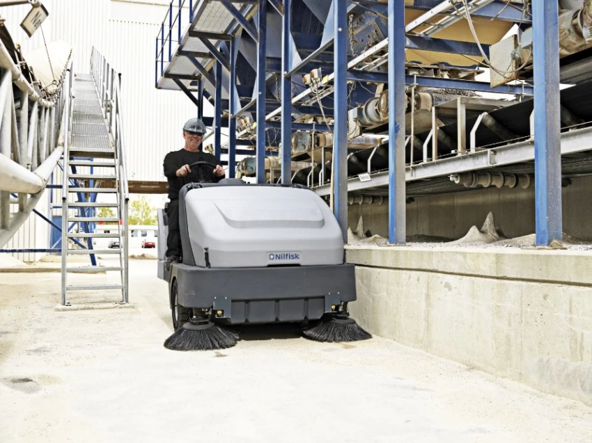 Nilfisk Aufsitz Kehrmaschine SR 1601 B 13300103 – Bild 2