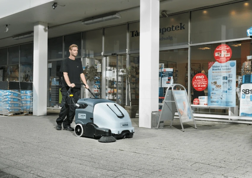 Nilfisk Nachläufer-Kehrmaschine SW900 P 9084111010 – Bild 3