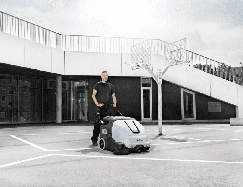 Nilfisk Nachläufer-Kehrmaschine SW900 P 9084111010 – Bild 4