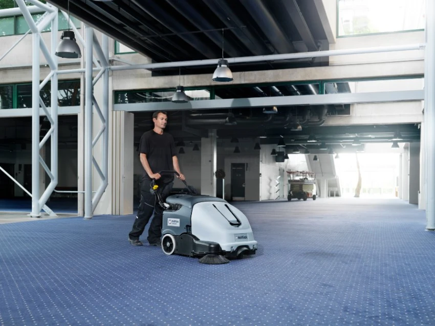 Nilfisk Nachläufer-Kehrmaschine SW900 P 9084111010 – Bild 5