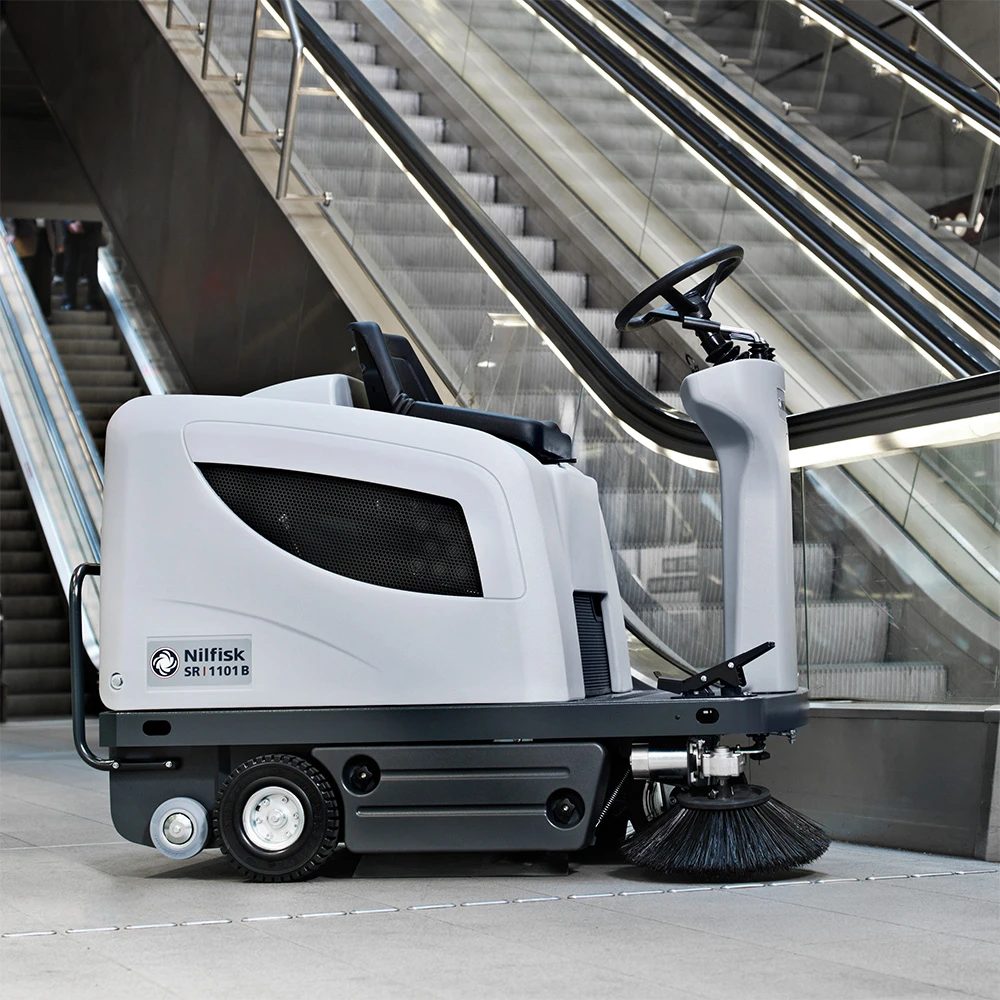 NILFISK SR 1101 B SR1101 Aufsitz Kehrmaschine + 4x Akku 1x Ladegerät 2x Kehrbesen 9084310010 – Bild 5