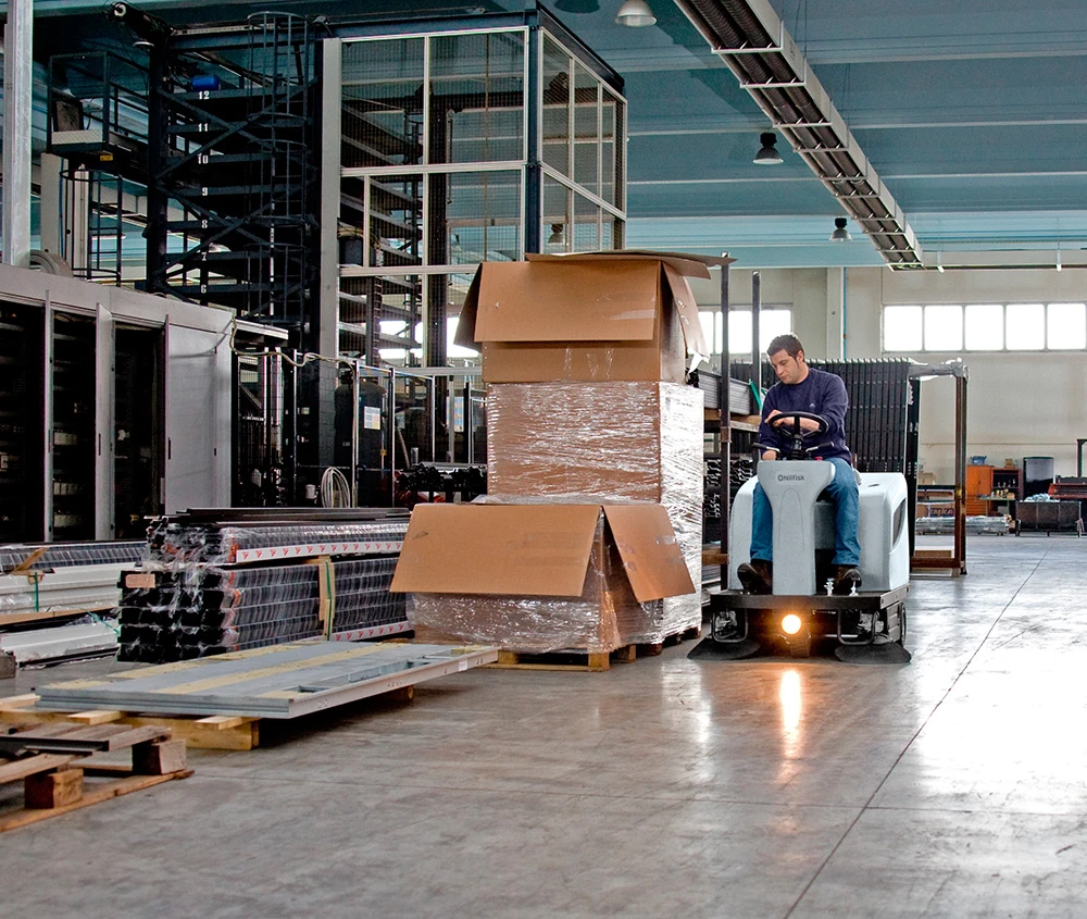 NILFISK SR 1101 B SR1101 Aufsitz Kehrmaschine + 4x Akku 1x Ladegerät 2x Kehrbesen 9084310010 – Bild 6