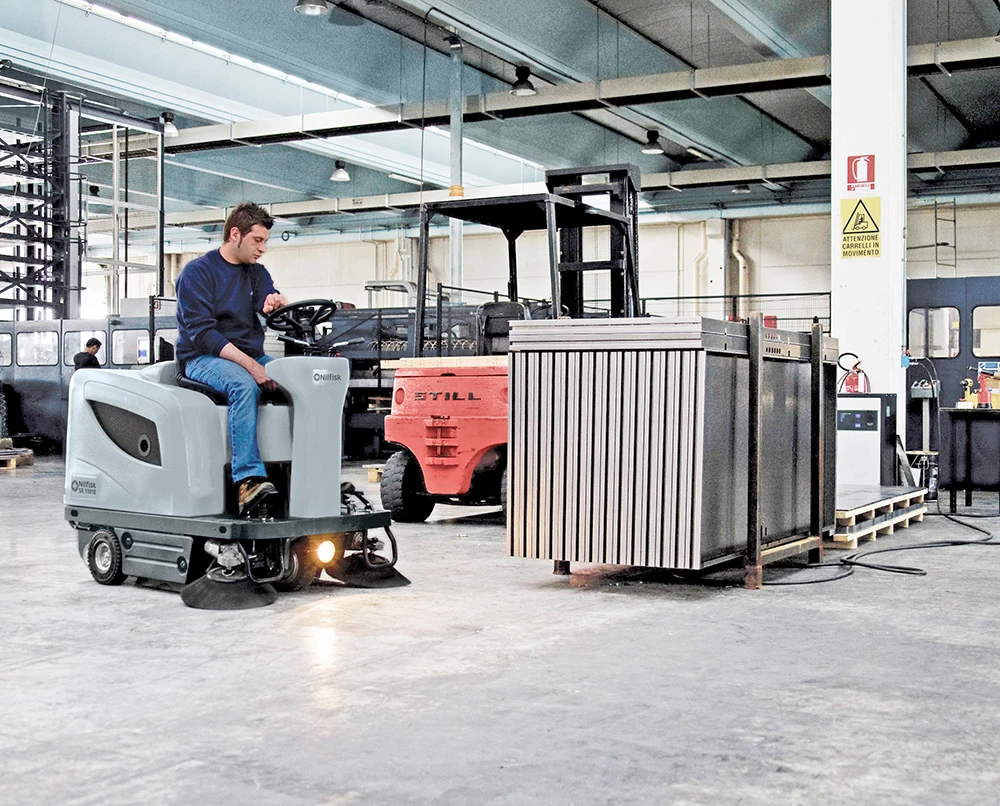 NILFISK SR 1101 B SR1101 Aufsitz Kehrmaschine + 4x Akku 1x Ladegerät 2x Kehrbesen 9084310010 – Bild 7